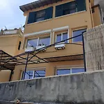 Chic Coastal Hill Escape ונטימיגליה
