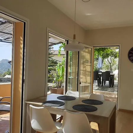Chic Coastal Hill Escape בית נופש *