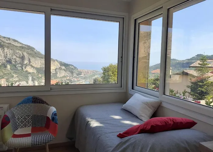 בית נופש Chic Coastal Hill Escape ונטימיגליה