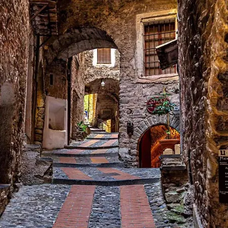 Chic Coastal Hill Escape Nyaraló
