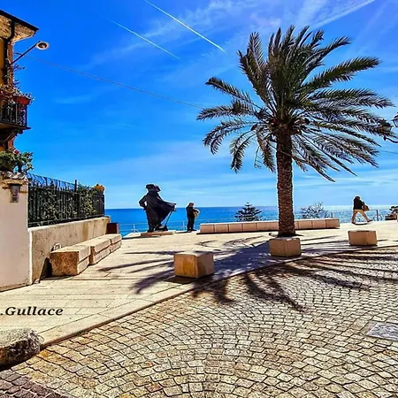 Chic Coastal Hill Escape 度假居 *